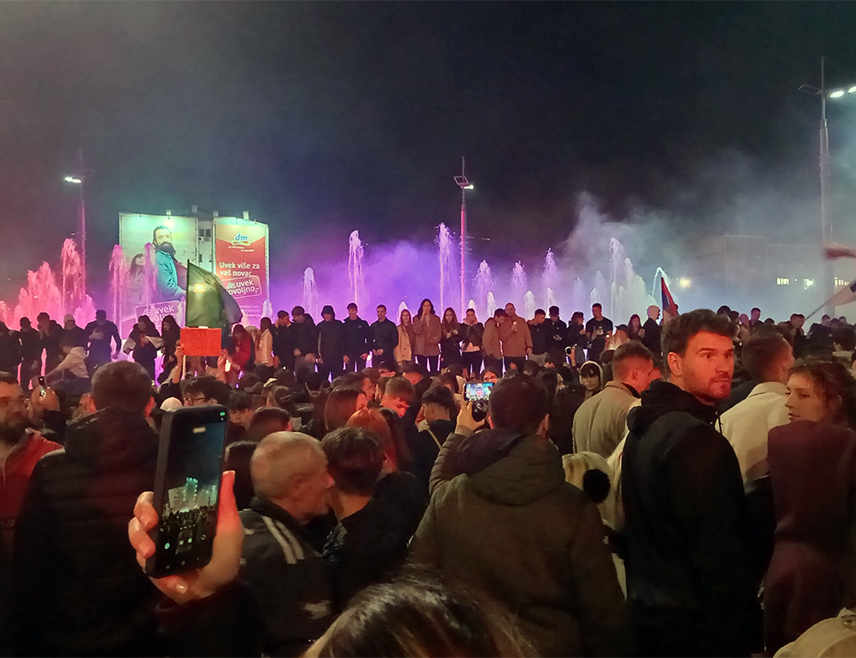 BELGRADE, OCTOBER 26 /SRNA/ – Large numbers of citizens are arriving at Belgrade’s Slavija Square from all parts of the city, joining celebrations over the Student List’s victory in Serbia’s snap parliamentary elections, an SRNA reporter at the scene reports.