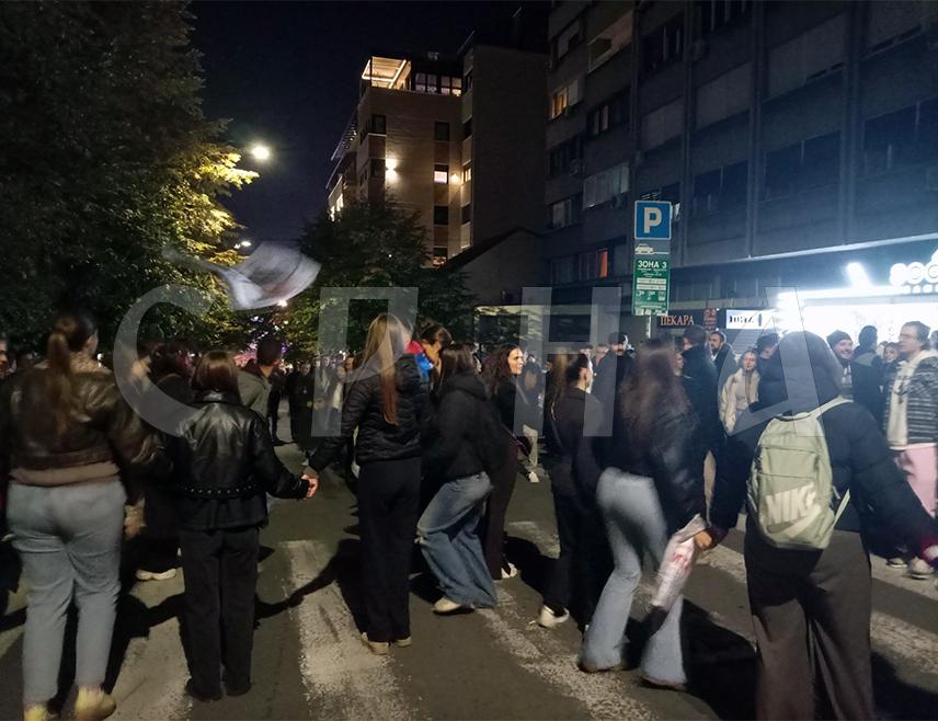 BELGRADE, OCTOBER 26 /SRNA/ – The use of pyrotechnic devices is increasing at the gathering in Belgrade’s Slavija Square, where supporters of the Student List are celebrating their victory in Serbia’s snap parliamentary elections, an SRNA reporter at the scene reports.