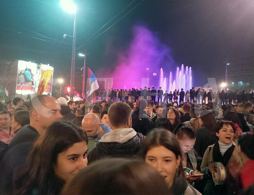БЕОГРАД, 26. ОКТОБРА /СРНА/ - Након низа ватромета, атмосфера око фонтане на Тргу Славија у Београду,  гдје присталице "Студентске листе" славе изборну побједу, подсјећа на велику техно журку, јавља новинар Срне са лица мјеста.