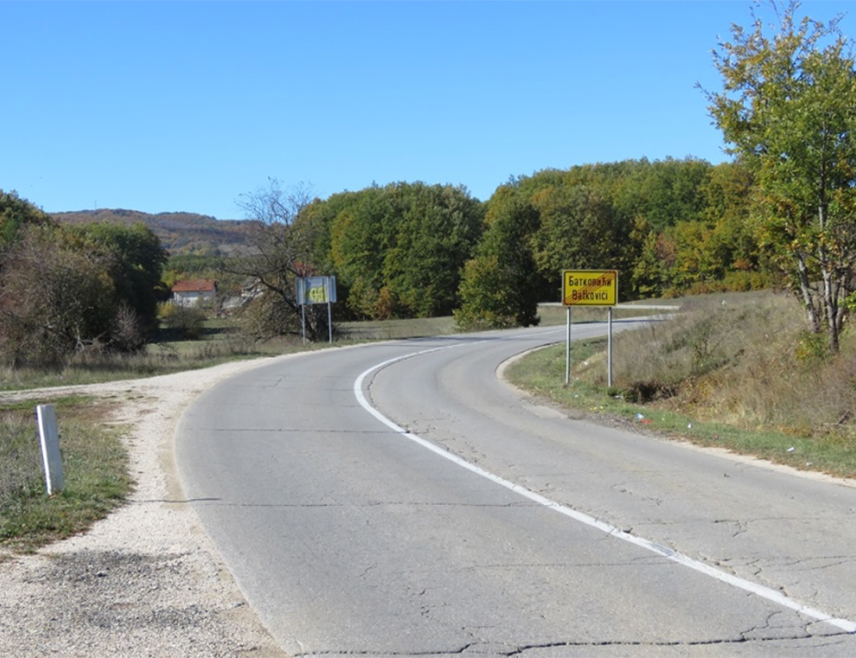 NEVESINJE, OCTOBER 27 /SRNA/ - Rehabilitation of a 1.2-kilometer section of the Nevesinje-Gacko main road began today in the Batkovići neighborhood, with BAM 350,000, excluding VAT, to be invested, the contractor, SRNA was told at "Nevesinjeputevi".