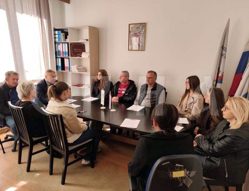 ГРАДИШКА, 28. ОКТОБРА /СРНА/ - Осам средњошколаца и једна студенткиња Медицинског факултета добили су стипендију "Милан Бабић Мики", коју за текућу академску годину додјељује Фондација "Солидарност" Борачке организације Градишка.