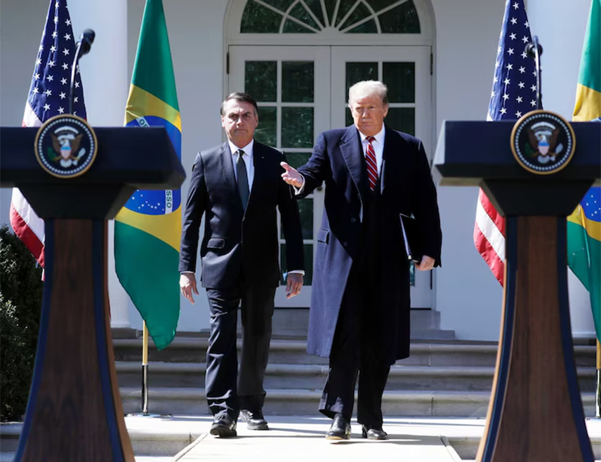 ВАШИНГТОН, 28. ОКТОБРА /СРНА - РИА Новости/ - Предсједник САД Доналд Трамп изјавио је да су бразилски предсједнички кандидат Флавио Болсонаро и његова породица добродошли у САД након пораза Болсонара на предсједничким изборима у Бразилу.