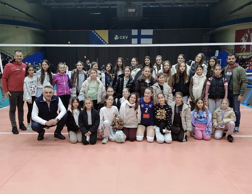БАЊАЛУКА, 28. ОКТОБРА /СРНА/ - Предсједник Владе Саво Минић рекао је да му је жао што одбојкашице "Борца" вечерас нису успјеле да тријумфују у бањалучком "Борику" против финске екипе "Фајфер Кусамо".
