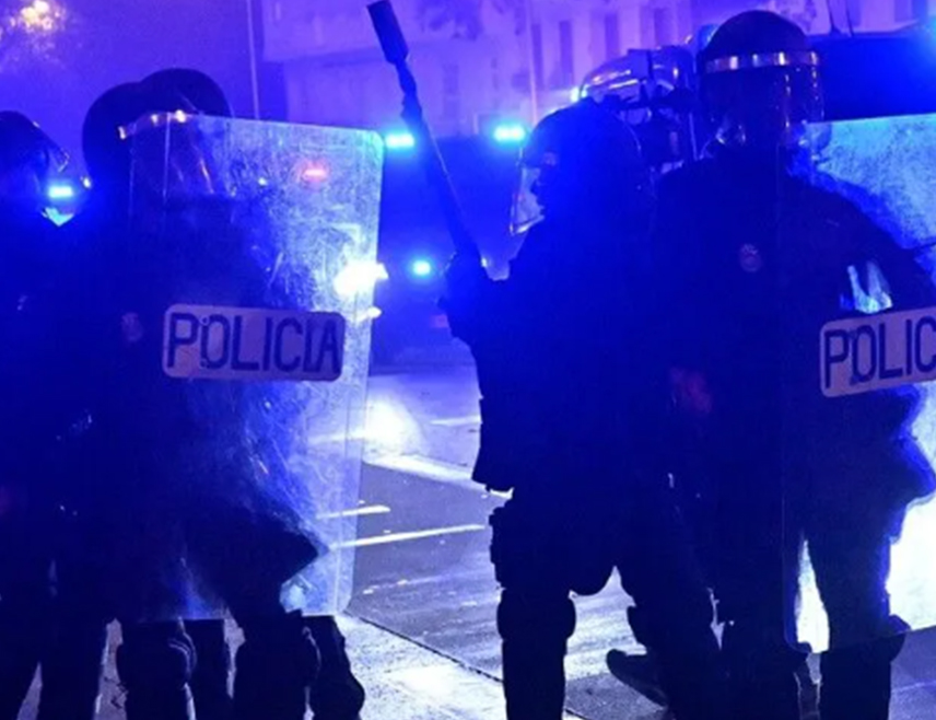 МАДРИД, 29. ОКТОБРА /СРНА/ - Шпанска полиција употријебила је силу како би растјерала демонстранте окупљене испред Министарства саобраћаја у Мадриду у знак протеста због жељезничке несреће у којој је јуче погинуло најмање 68 особа, док је више од 180 повријеђено, пишу шпански медији.