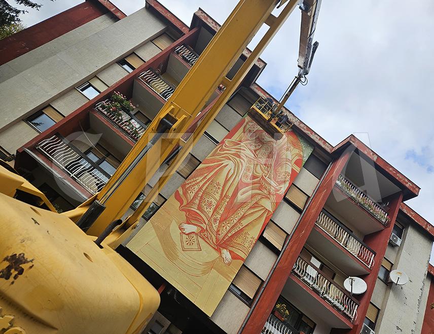 ПРИЈЕДОР, 29. ОКТОБРА /СРНА/ - Град Приједор добио је 13. мурал у оквиру пројекта "Приједор град мурала", а аутор је Лука Цани из италијанског града Модене, који је осликао фигуру дјевојке у народној ношњи како пресипа воду из једне посуде у другу, што је симбол баланса, мира и смирености.