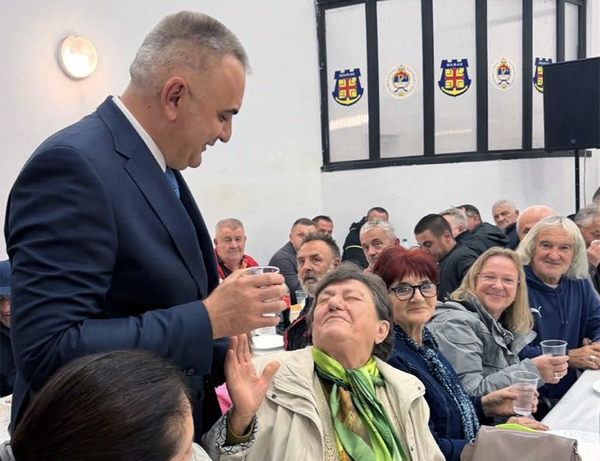 ШАМАЦ, 29. ОКТОБРА /СРНА/ - Новоизабрани предсједник Републике Српске Саво Минић истакао је да су му у Писарима код Шамца приредили дочек за памћење и да су, осим изборне побједе, имали разлог више за славље, будући да је у овом селу постављен нови асфалт.
