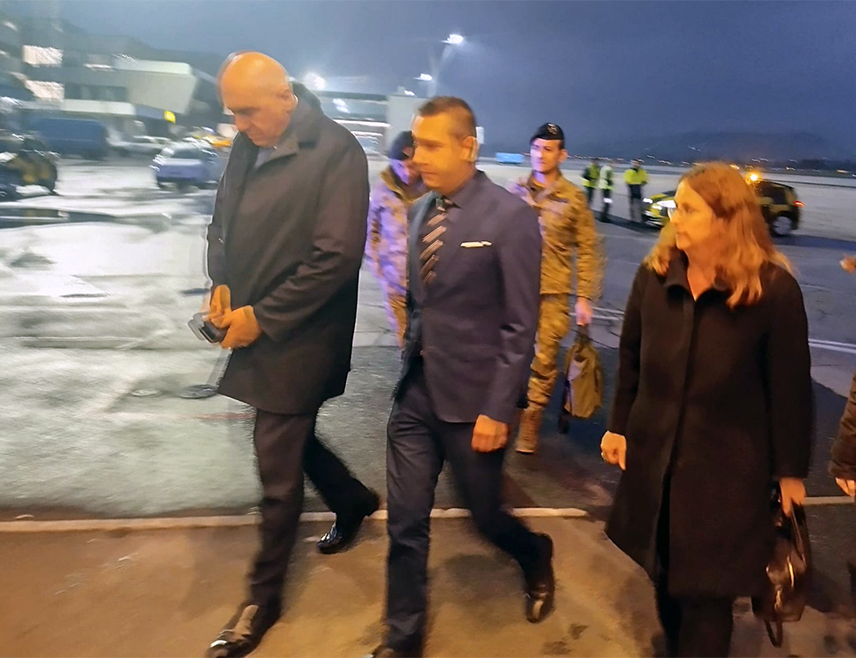 САРАЈЕВО, 30. ОКТОБРА /СРНА/ - Замјеник министра одбране у Савјету министара Александар Гогановић дочекао је министра одбране Италије Гвида Кросета на Аеродрому у Сарајеву.