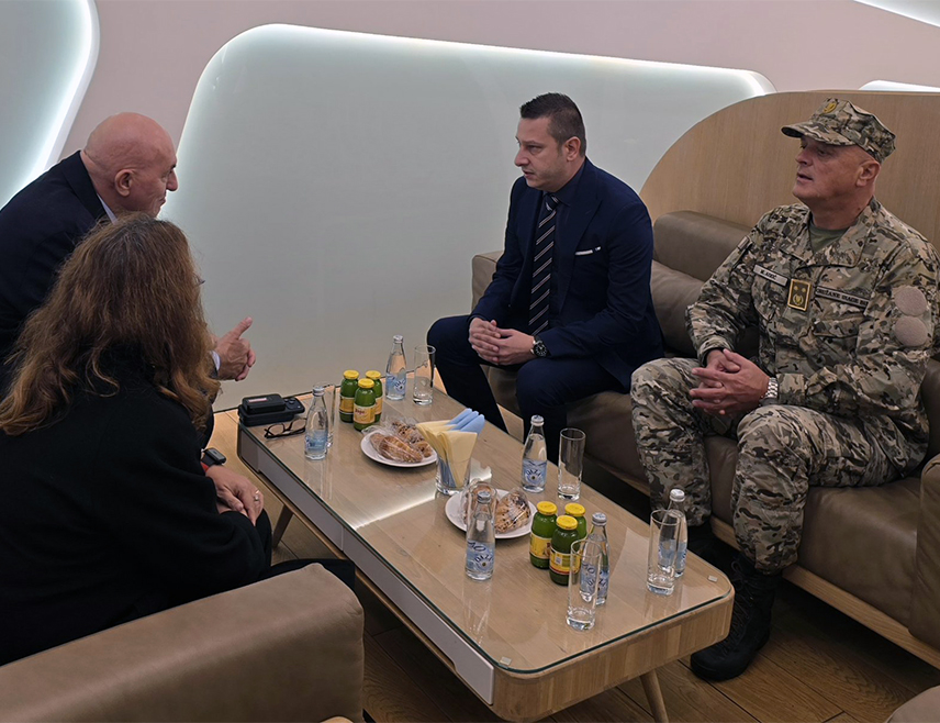 САРАЈЕВО, 30. ОКТОБРА /СРНА/ - Замјеник министра одбране у Савјету министара Александар Гогановић разговарао је данас у Сарајеву са министром одбране Италије Гвидом Крозетом, којем је изразио најдубље саучешће поводом трагичне погибије италијанских припадника ЕУФОР-а у хеликоптерској несрећи.