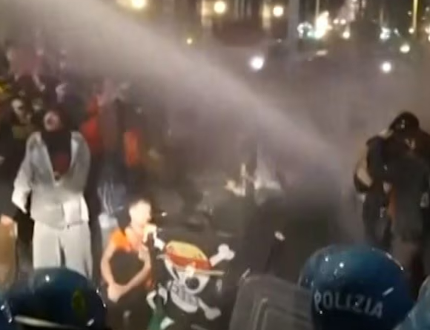 РИМ, 30. ОКТОБРА /СРНА/ - Полиција је употријебила водени топ како би растјерала демонстранте окупљене на ријечном насипу у римском кварту Тестачо, јавља извјештач агенције РИА НОвости.