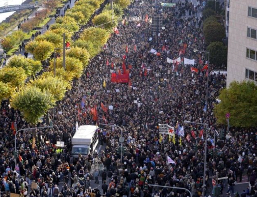 БЕРЛИН, 31. ОКТОБРА /СРНА/ - Хиљаде Нијемаца окупиле су се на демонстрацијама у центру Берлина које је организовао покрет "Генерација З преузима контролу", предвођен младима, позивајући на оставку канцелара Фридриха Мерца, јавио је дописник РИА Новости.